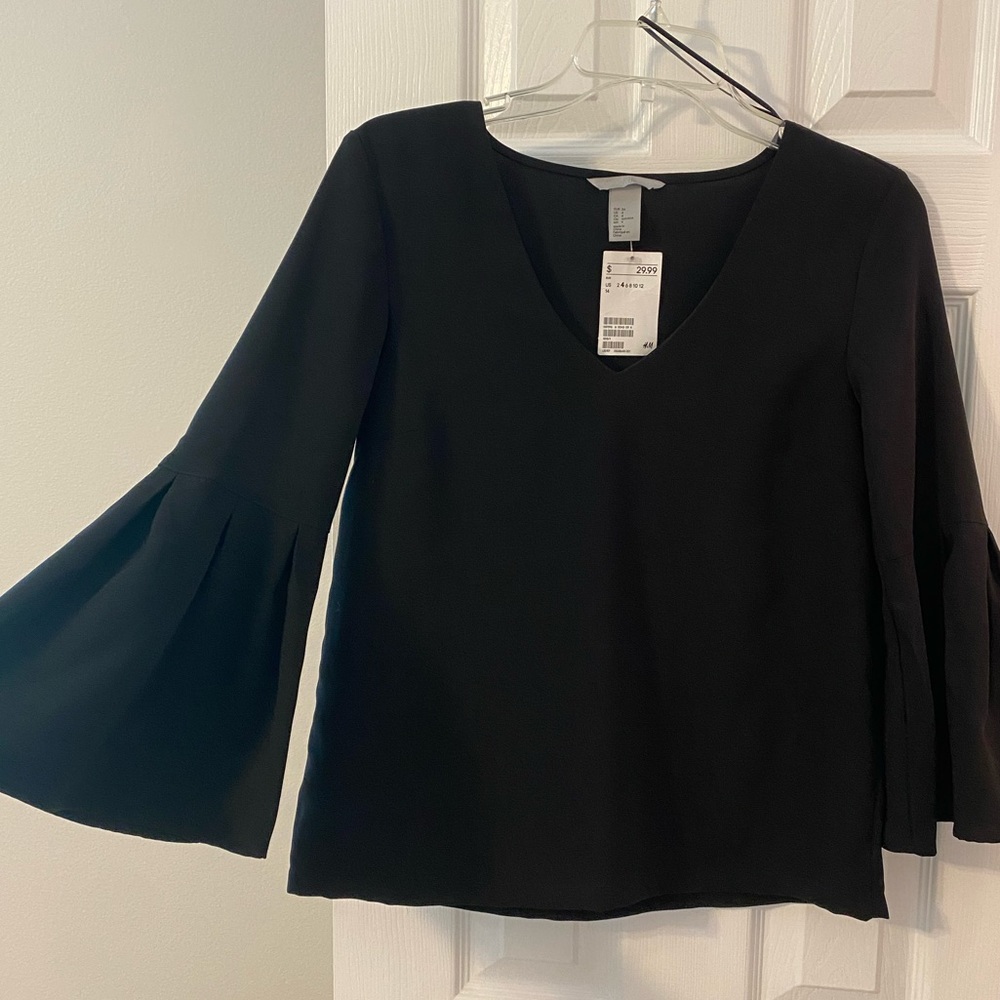 H&M blouse w/ flounced sleeves